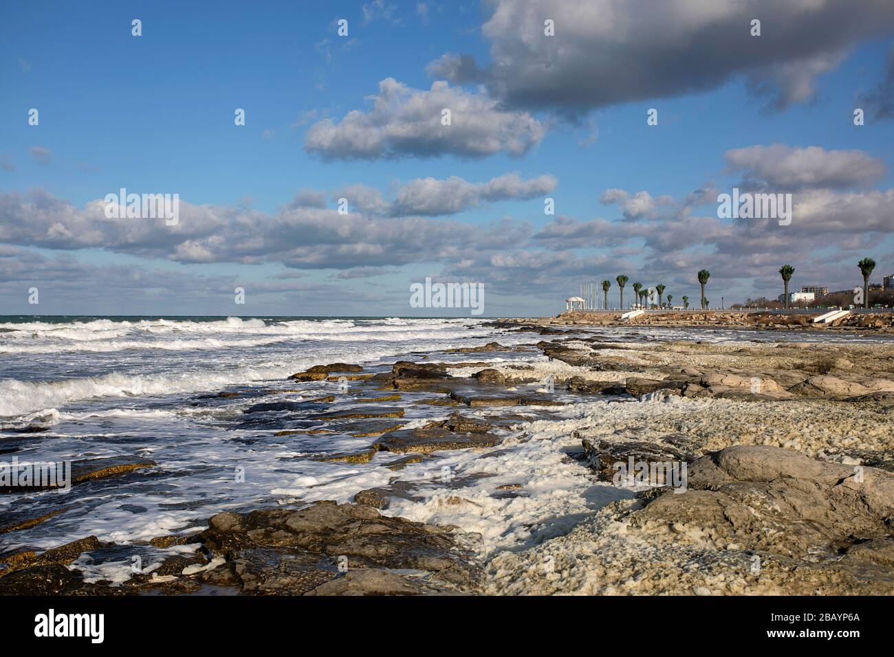 Schiuma sulla costa del Mar Caspio in inverno, Kazakhstan, Aktau Foto Stock