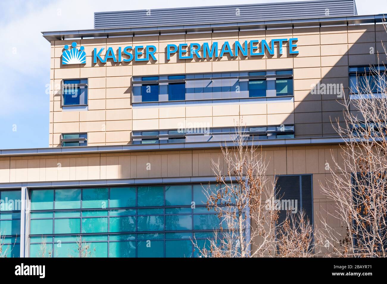 16 marzo 2020 Redwood City / CA / USA - Kaiser permanente Hospital nella zona della baia di San Francisco; Kaiser permanente è un'auto gestita integrata americana Foto Stock