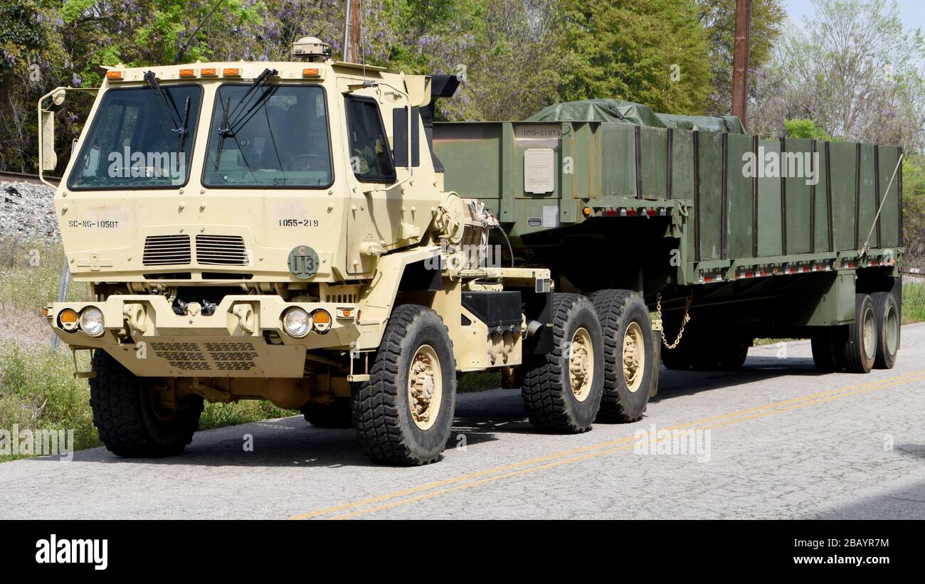 Soldati della Guardia Nazionale dell'Esercito degli Stati Uniti con le compagnie di trasporto 1053rd e 1055th, la Guardia Nazionale della Carolina del Sud, il trasporto di dispositivi di protezione personale e altri materiali di consumo 27 marzo 2020 alle 46 contee della Carolina del Sud a sostegno del Dipartimento della Salute e del controllo ambientale della Carolina del Sud. La Guardia Nazionale della Carolina del Sud rimane pronta a sostenere le contee, le agenzie locali e statali, e i soccorritori con le risorse richieste per tutto il tempo necessario a sostegno degli sforzi di risposta della COVID-19 nello stato. (STATI UNITI Foto della Guardia Nazionale militare di Sgt. 1st Classe Joe Cashion, Sud Foto Stock