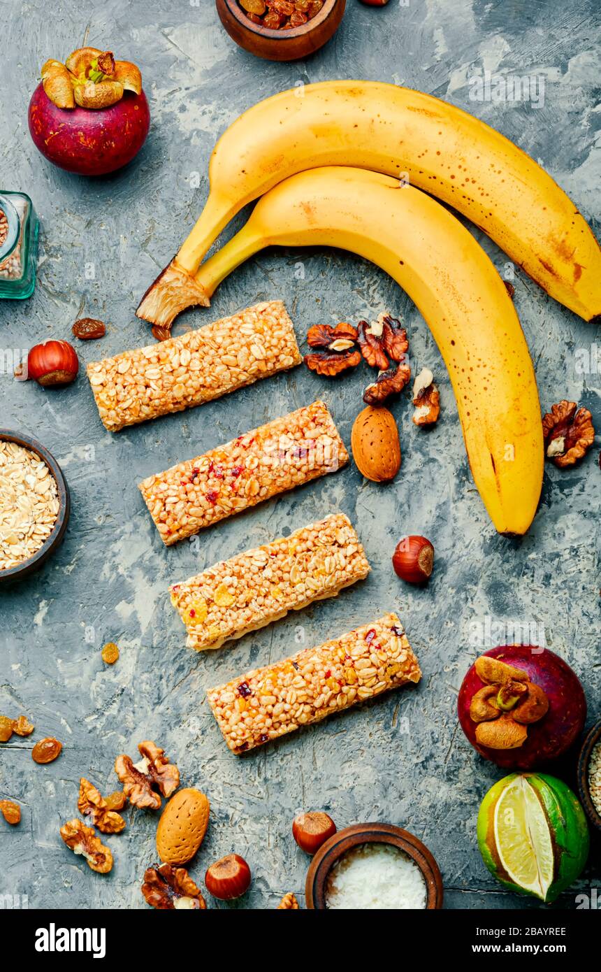 Granola energia bar con frutta secca, banana e frutta secca. Energia, sport, colazione Foto Stock