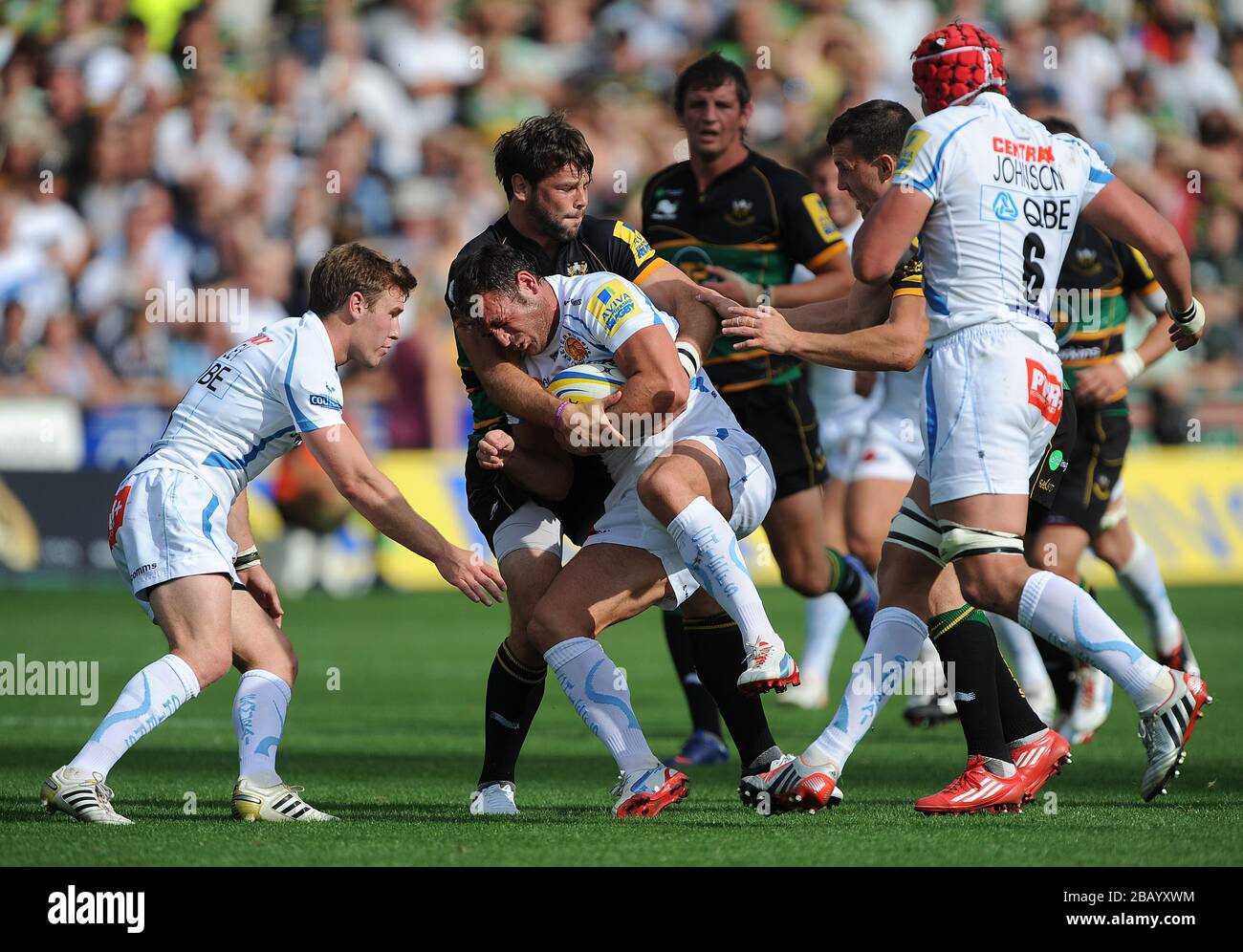 Exeter Chiefs' Luke Arscott è affrontato da ben Foden. Foto Stock