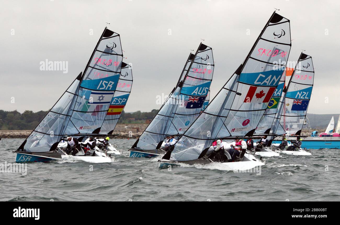 La flotta Skud si dirige verso l'alto durante il concorso Paralimpico presso la sede della vela di Weymouth e Portland. Foto Stock