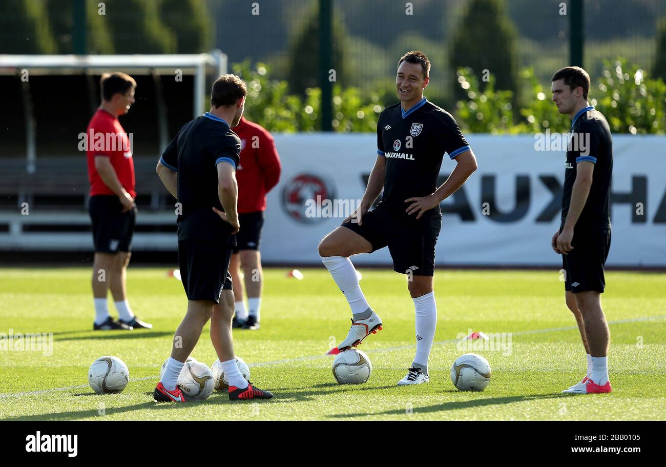 John Terry (centro) dell'Inghilterra parla con Adam Johnson (destra) e James Milner (sinistra) durante la sessione di formazione a London Colney Foto Stock