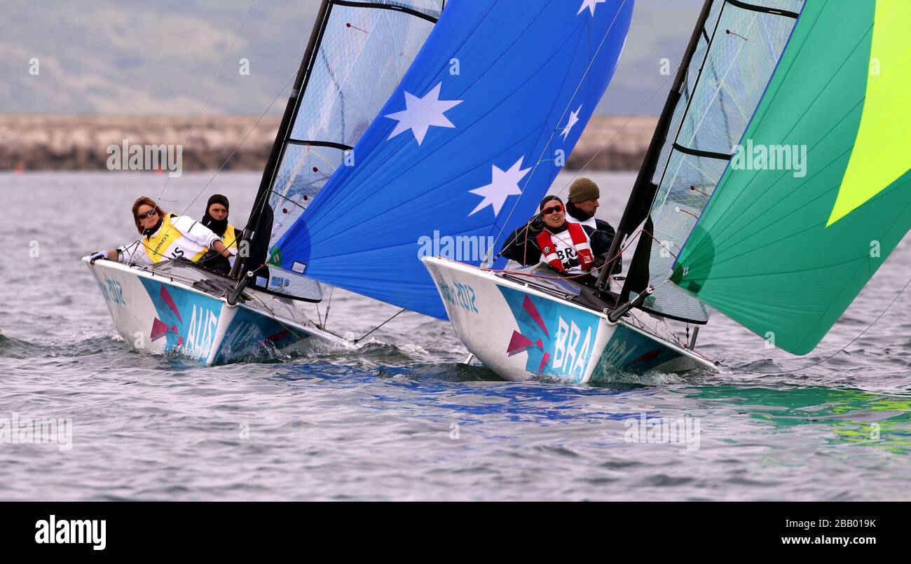 Lo Skud crewd dell'Australia di Daniel Fitzgibbon e Liesl Tesch inseguono Bruno Landgraf e Elaine Cunha del Brasile durante la navigazione Paralimpica di oggi a Weymouth e Portland. Foto Stock