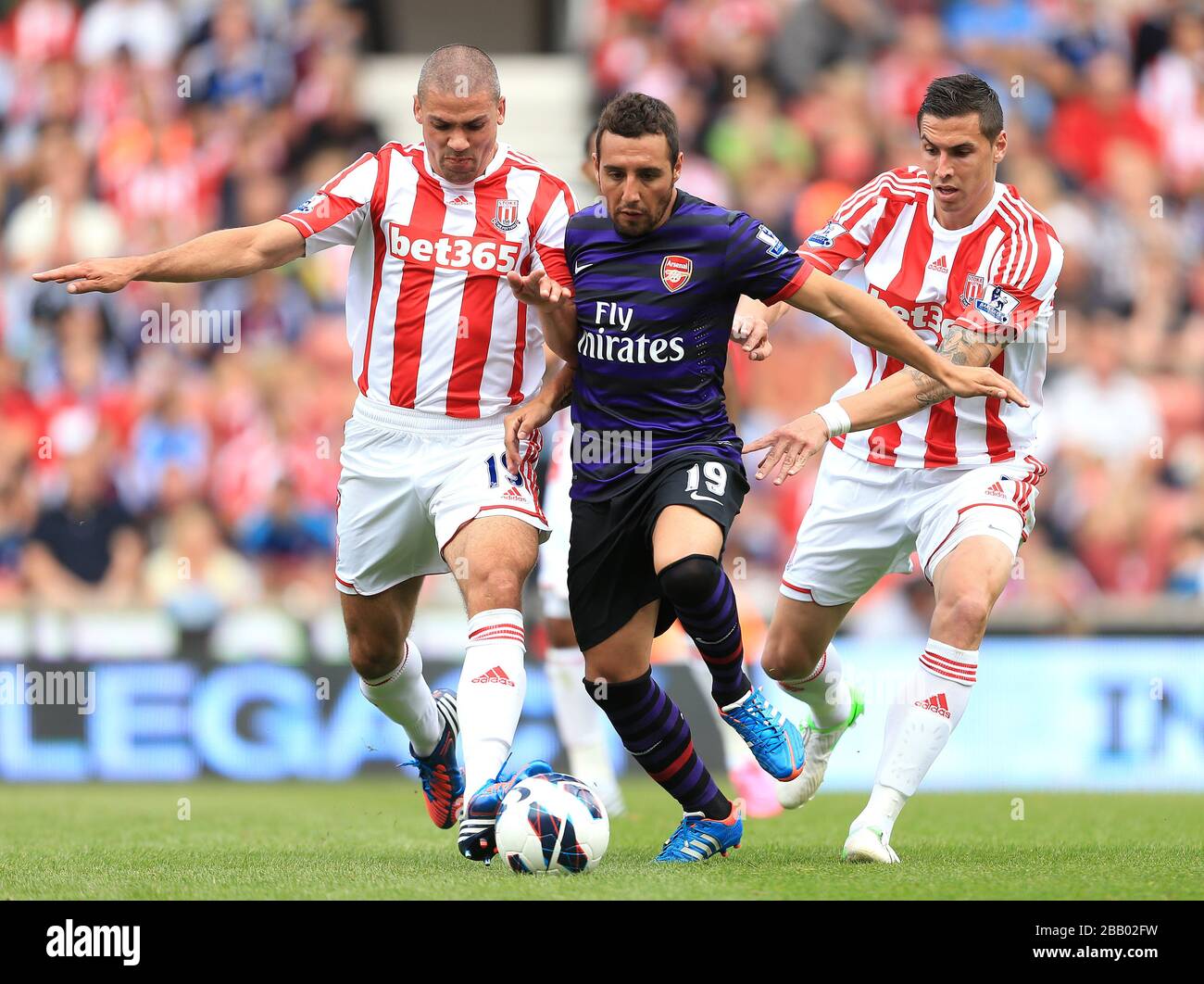 Jonathan Walters di Stoke City (a sinistra) e Geoff Cameron (a destra) e la battaglia di Santi Cazorla dell'Arsenal per la palla Foto Stock