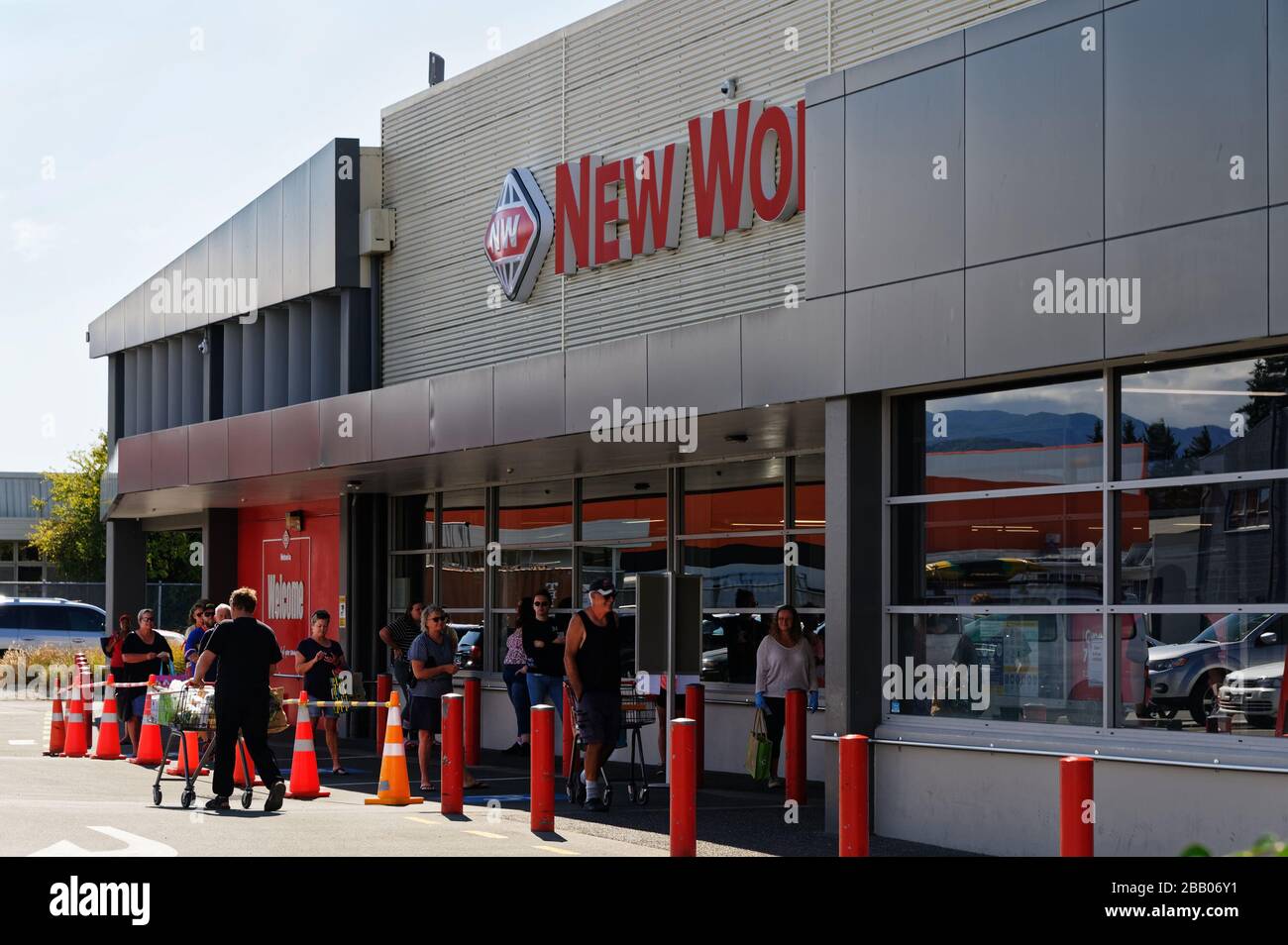 Motueka, South Island, New Zealand, 30 marzo 2020 regole di allontanamento sociale in una coda al di fuori di un supermercato in Nuova Zelanda, la gente cerca di mantenere 2 metri Foto Stock