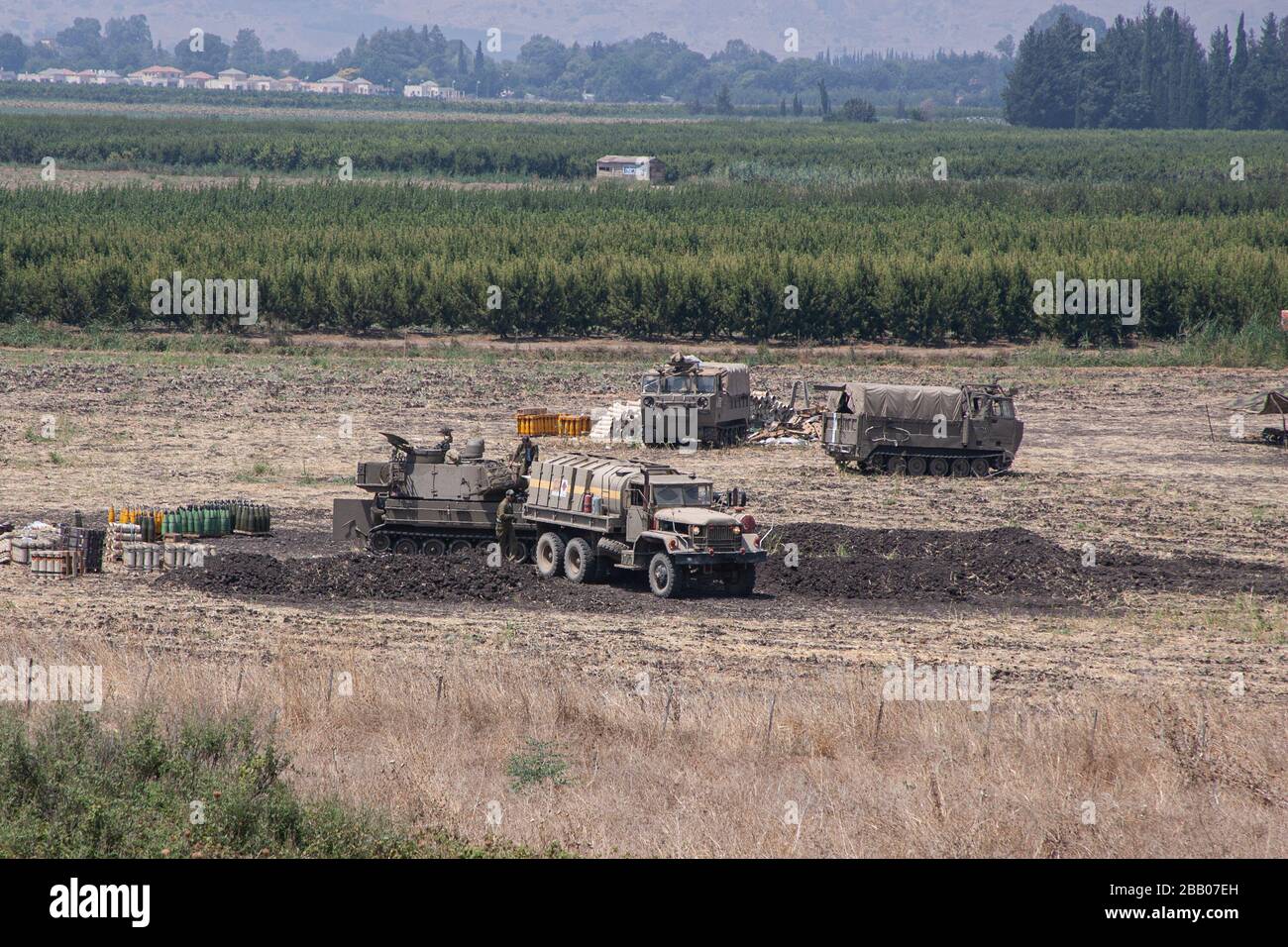 Le truppe israeliane si trovano accanto ai veicoli corazzati di artiglieria che si sono schierati vicino al confine tra Israele e Libano. Foto Stock