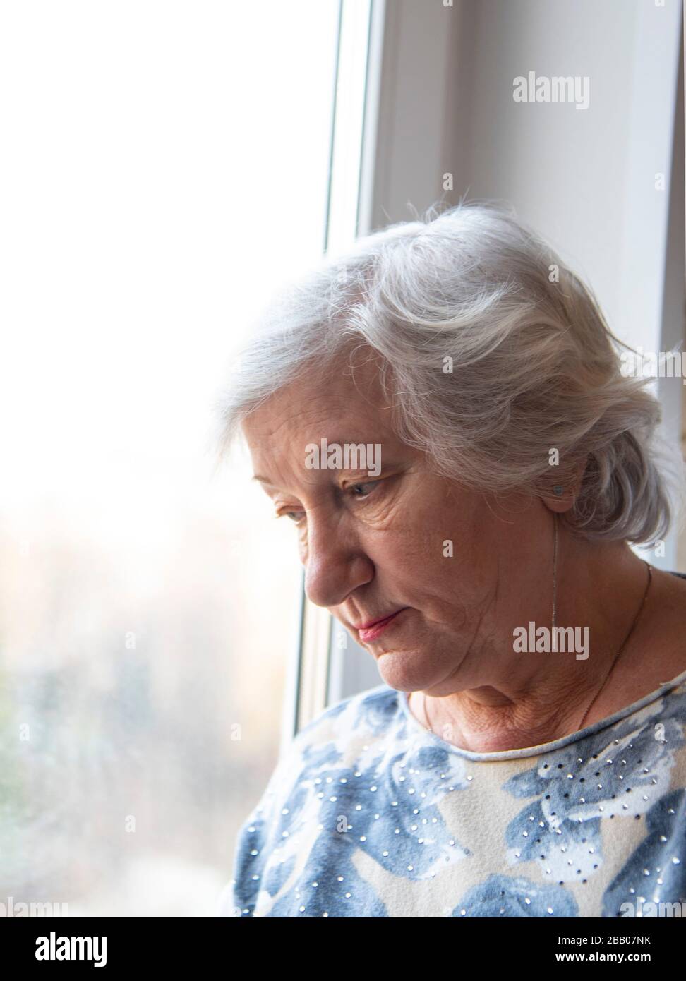 Ritratto Verticale Di Una Donna Anziana Alla Finestra Foto Stock Alamy
