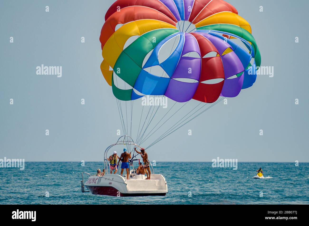 Vacanzieri para vela da barca a motore con paracadute colorato sul Mar Nero Varna Bulgaria Foto Stock