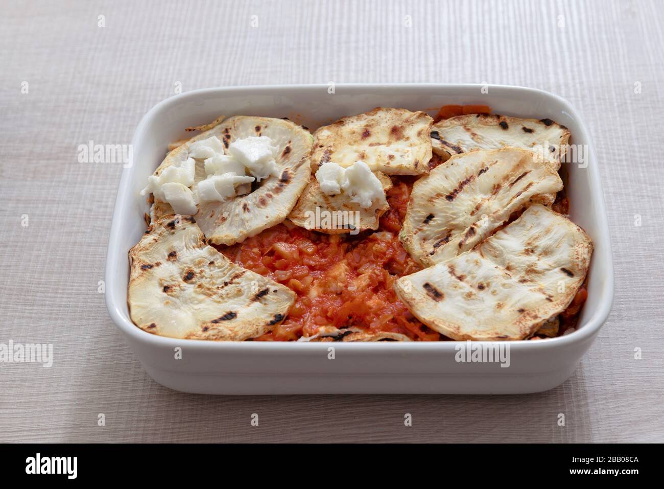 la casa parmigiana ha fatto il cibo dall'italia con celeriac, tomato e parmigiano Foto Stock