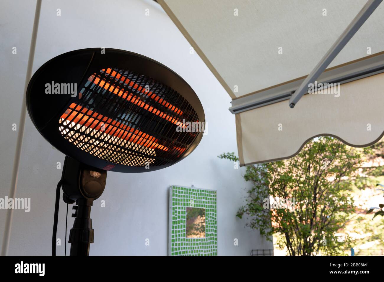 lampada a infrarossi per il giardino e il riscaldamento del balcone nei primi giorni di primavera Foto Stock