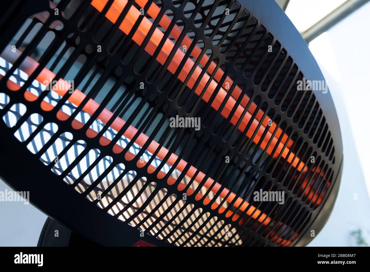 lampada a infrarossi per il giardino e il riscaldamento del balcone nei primi giorni di primavera Foto Stock