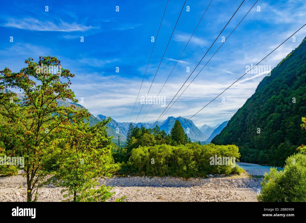 Linee elettriche nella Valle della Soca. Trasporto di potenza nelle regioni di montagna. Foto Stock