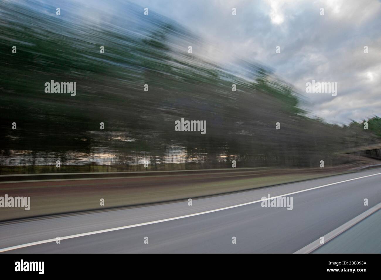 Vista da un'auto che viaggia a velocità in autostrada con una sfocatura astratta del movimento Foto Stock