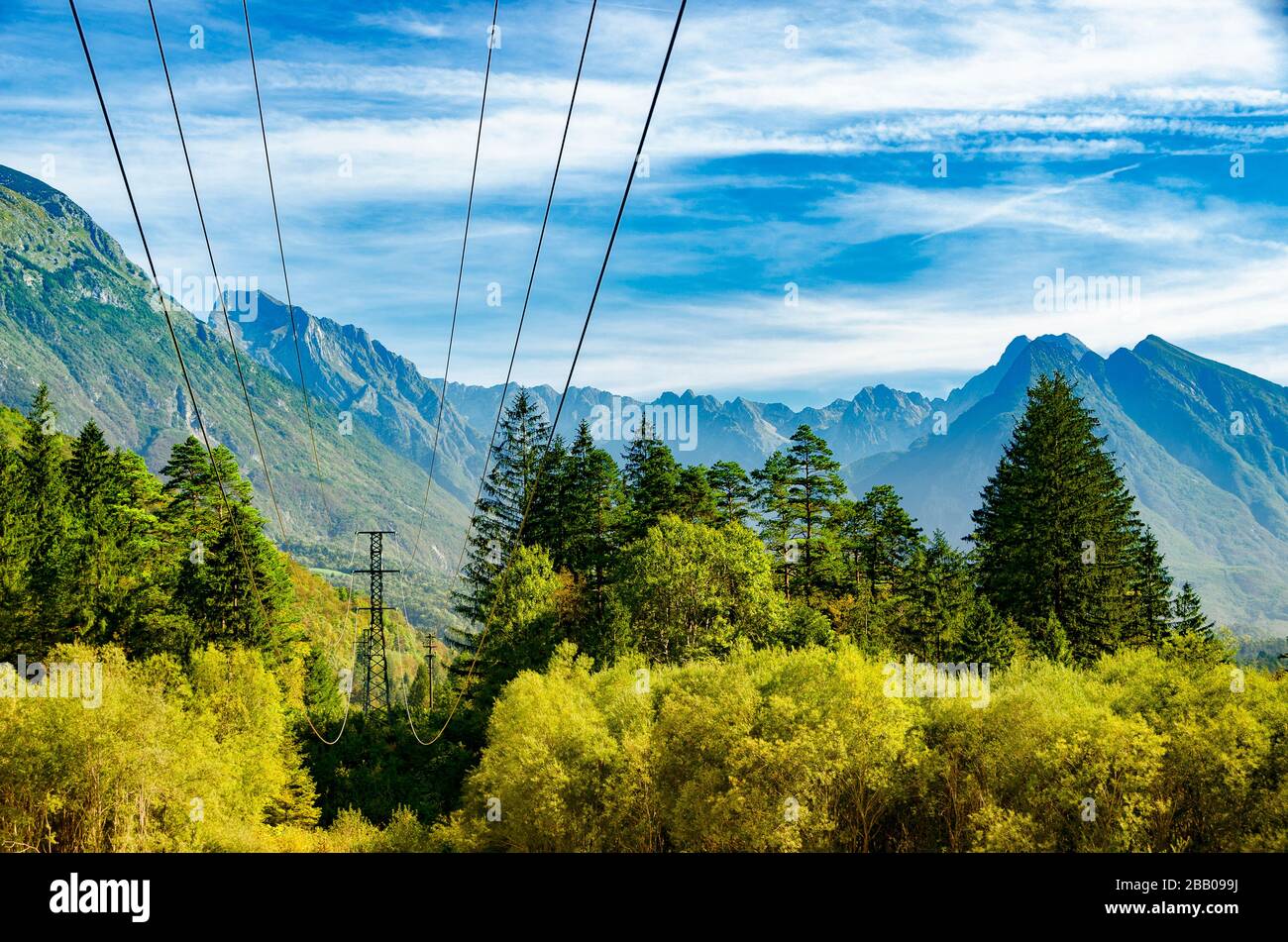 Linee elettriche alte in montagna. Valle Soca, Slovenia. Trasmissione di energia nelle regioni di montagna. Paesaggio colorato nella valle di Soca vicino a Kanin, Kobar Foto Stock