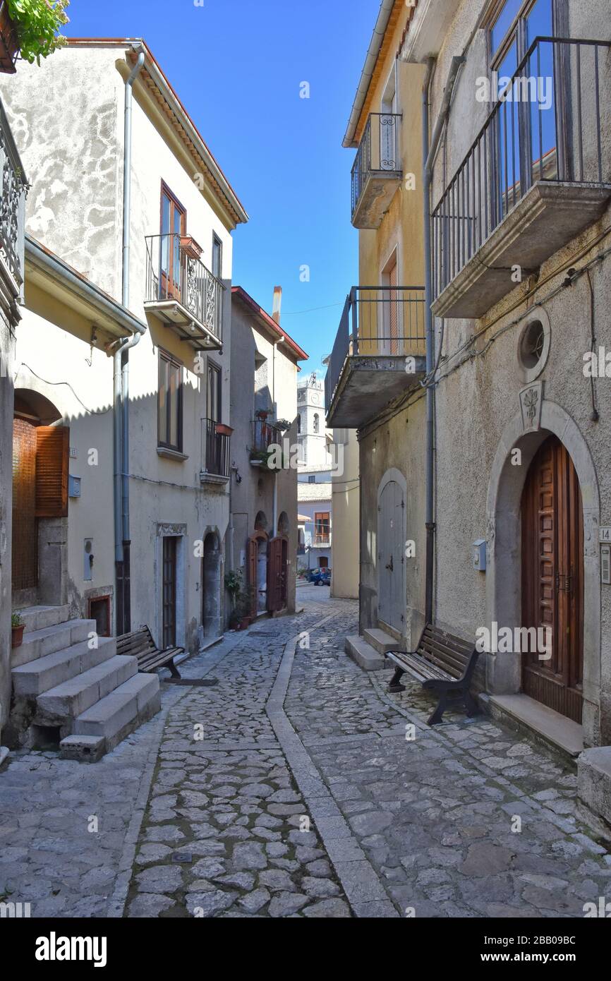 Castelvetere sul Calore, Italia. Una strada stretta tra le vecchie case di un borgo medievale Foto Stock