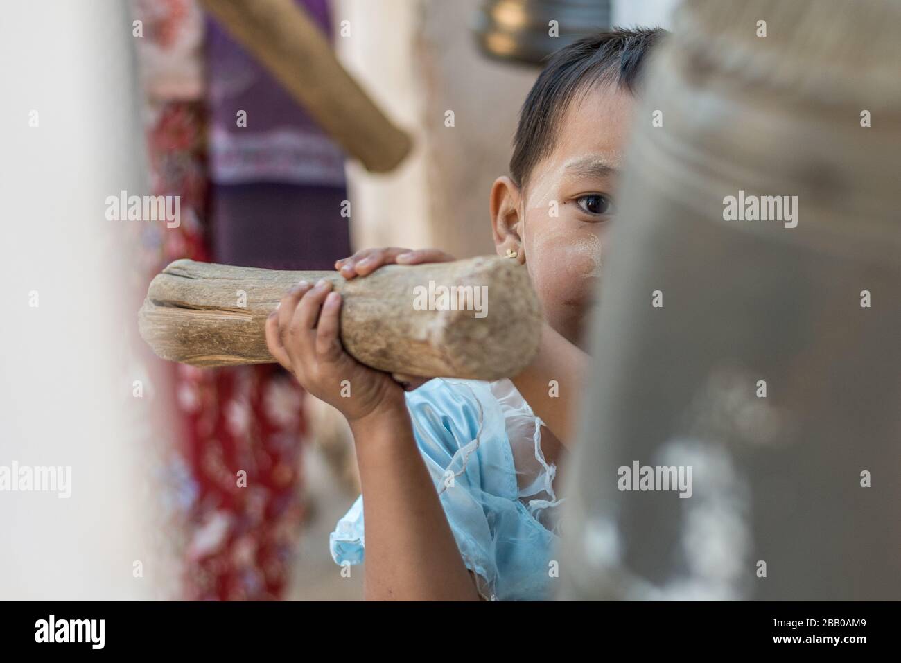 Giovane pellegrino suona la campana in un tempio a Bagan, Myanmar Foto Stock