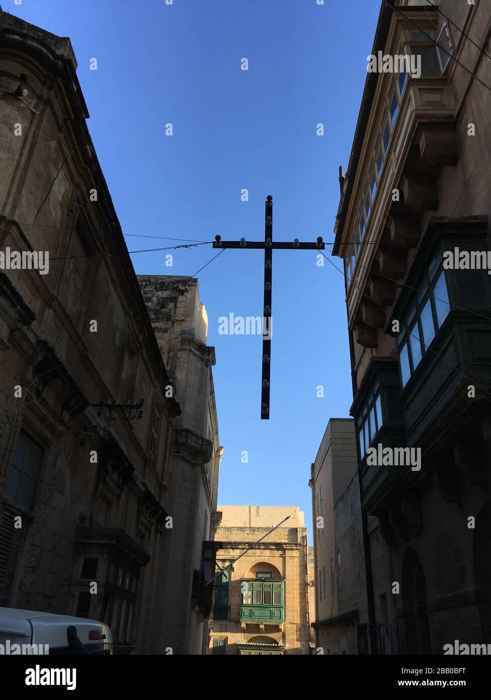 Croci sospese da edifici, per feste religiose, a Valletta, a Malta, il 28 febbraio 2020. Foto Stock