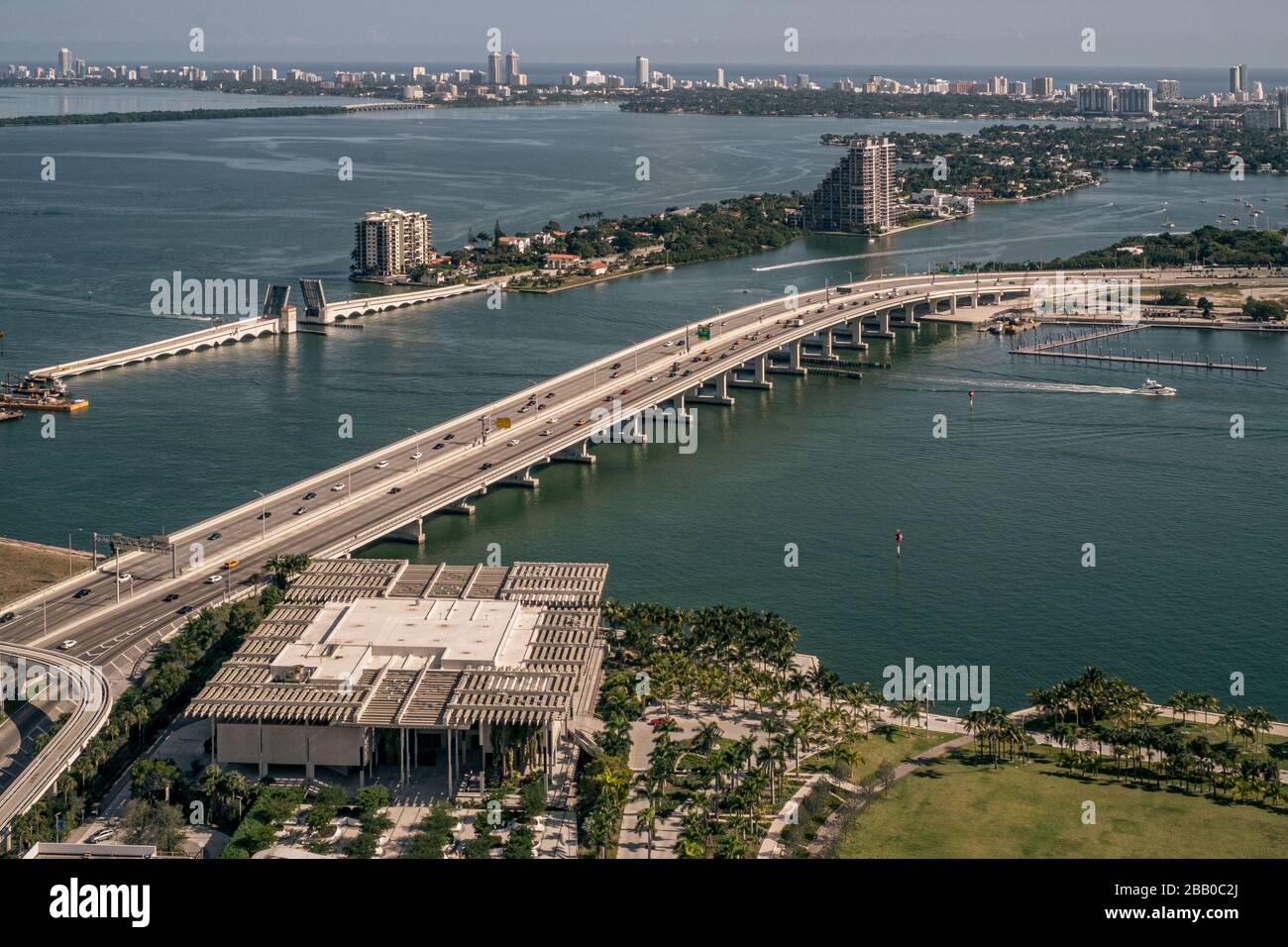 Vista dall'alto sul ponte di Biscayne nella baia di Miami. Miami, Florida, Stati Uniti d'America. Foto Stock