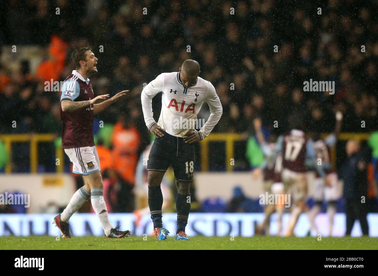 Jermain Defoe di Tottenham Hotspur si svia dopo che il Modibo Maiga del West Ham United segna il suo obiettivo vincente Foto Stock