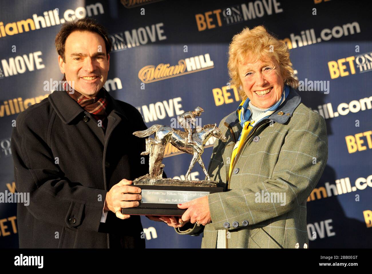 Presentazione ai collegamenti di Annacotty per vincere la inseguimento dei Novices della stella di Kauto (nella memoria di Nigel Clark) (precedentemente la inseguimento dei Novices di Feltham) (grado 1) Foto Stock