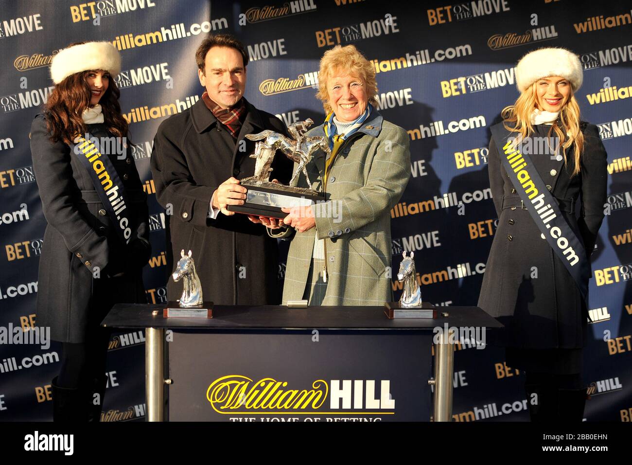 Presentazione ai collegamenti di Annacotty per vincere la inseguimento dei Novices della stella di Kauto (nella memoria di Nigel Clark) (precedentemente la inseguimento dei Novices di Feltham) (grado 1) Foto Stock