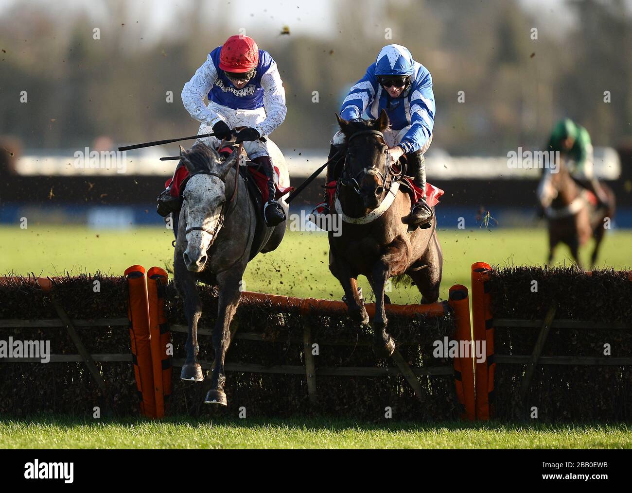 Mickie guidato da jockey Richard Johnson (a sinistra) va testa a testa con Cannon Fodder guidato da Marc Goldstein sull'ultima recinzione per andare avanti e vincere il William Hill - Scarica l'handicap di App Mares 'durante il giorno due del William Hill Winter Festival 2013 a Kempton Park Ippodromo Foto Stock