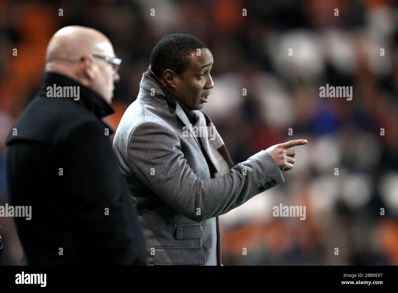 Il manager di Blackpool Paul Ince (a destra) gesture sulla linea di contatto, guardato dal manager di Leeds Unito Brian McDermott Foto Stock