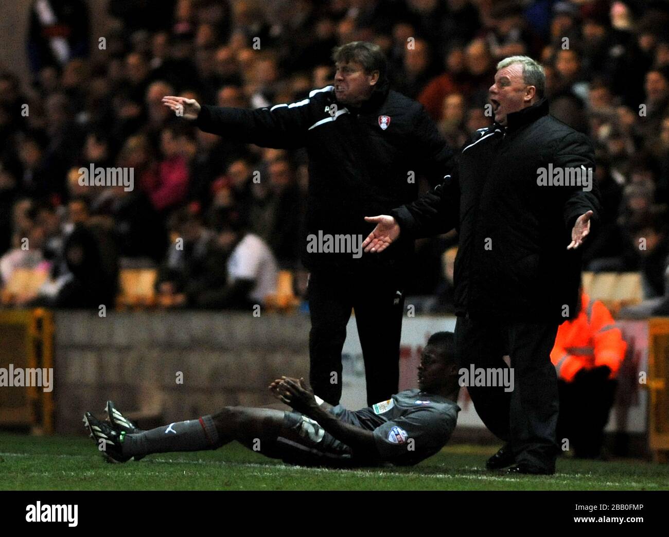 Il responsabile Unito di Rotherham Steve Evans (a destra) reagisce sulla linea di contatto Foto Stock