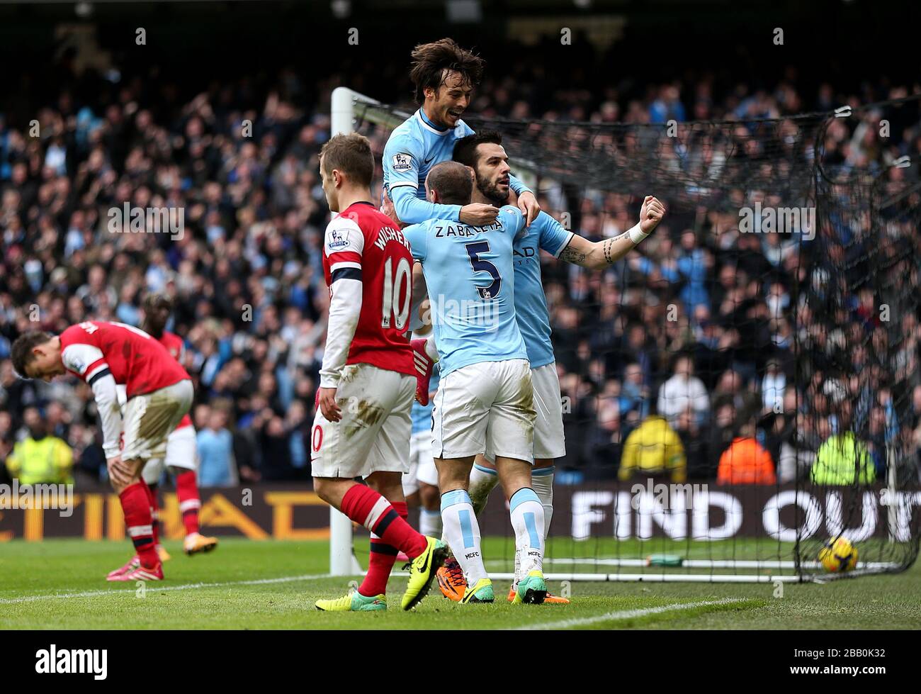 Alvaro Negredo di Manchester City festeggia con i compagni di squadra Pablo Zabaleta e David Silva dopo aver segnato il secondo gol del gioco Foto Stock