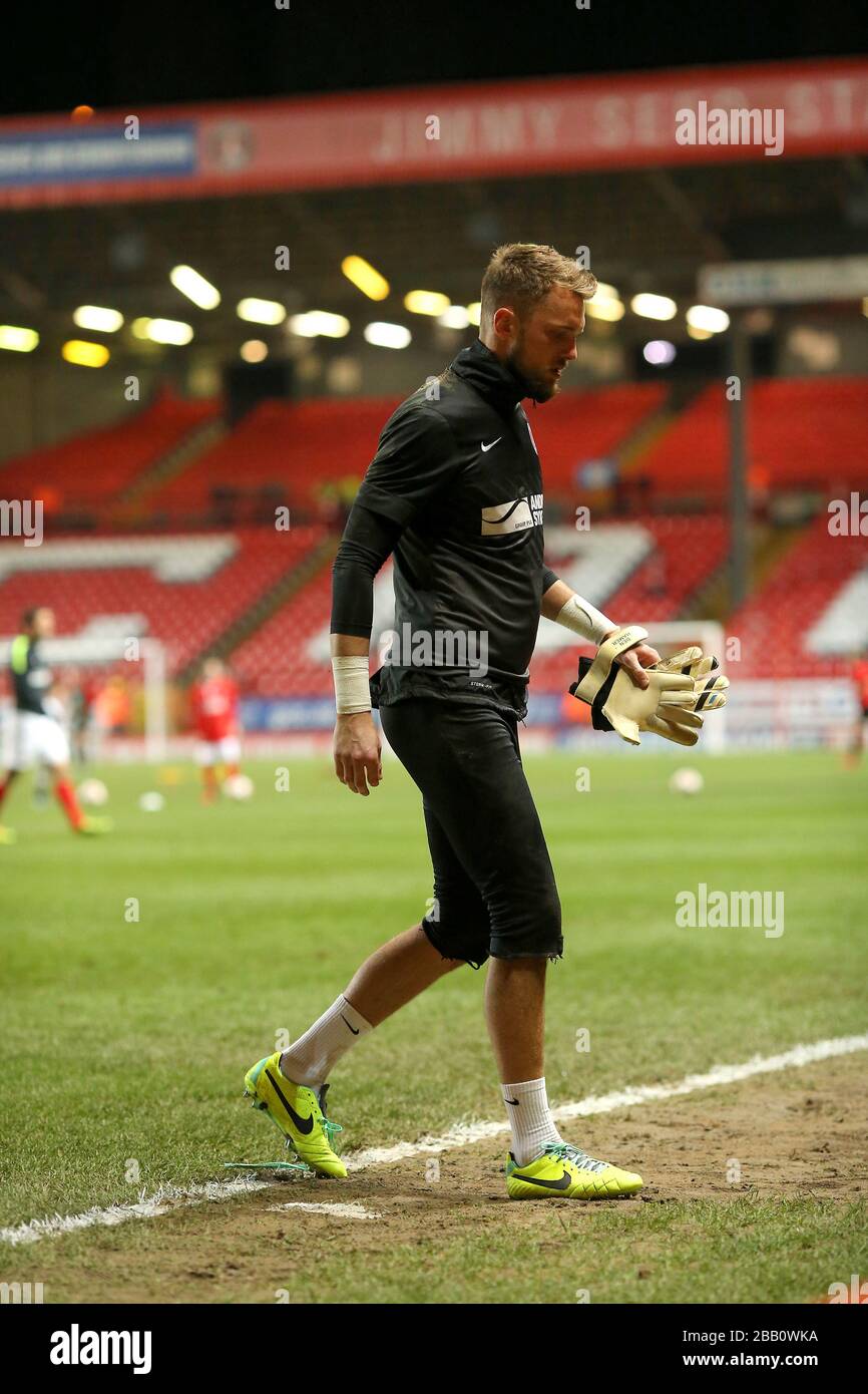 Il portiere atletico di Charlton ben Hamer lascia il campo ferito durante la sessione di riscaldamento Foto Stock