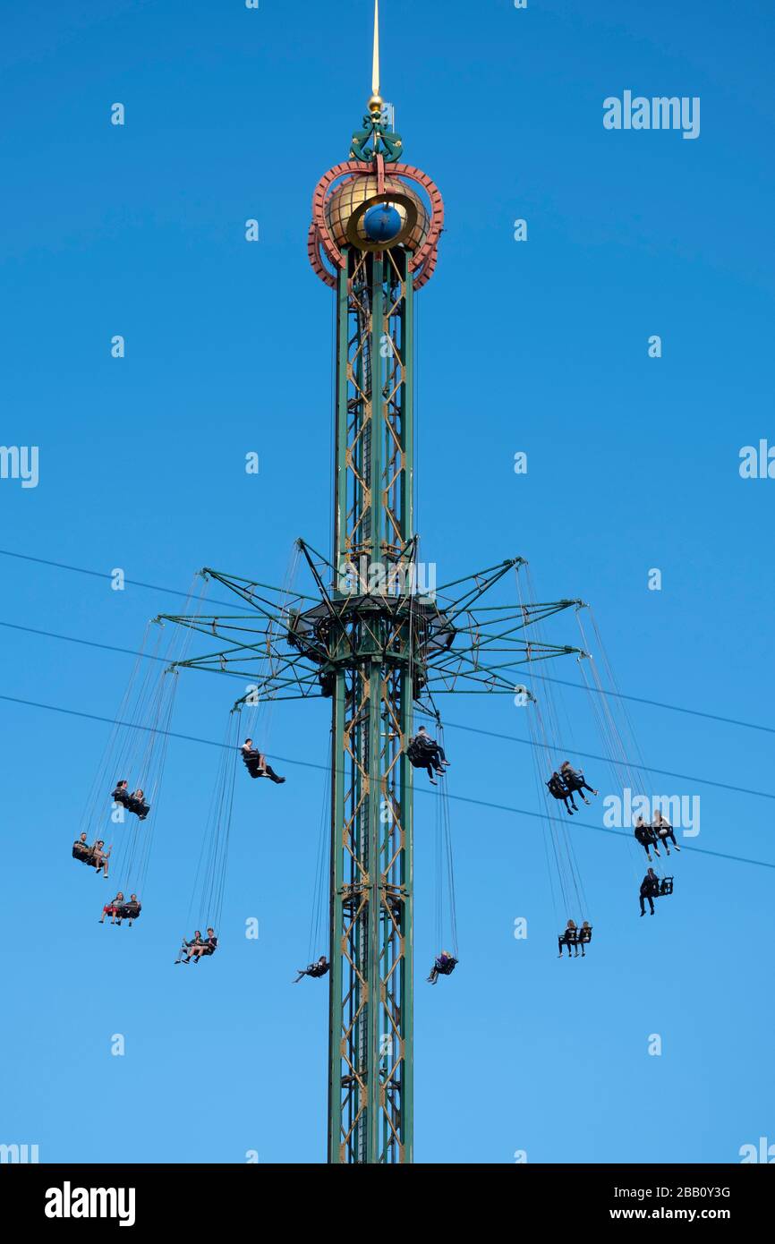 Giro sul Star Flyer presso il parco divertimenti Tivoli Gardens di Copenhagen, Danimarca Foto Stock