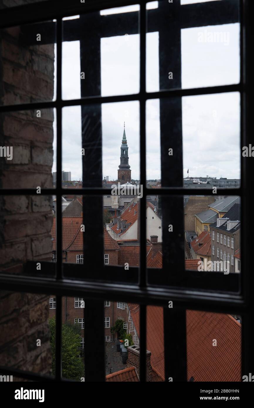 Chiesa di San Pietro attraverso una finestra sulla Torre rotonda di Copenhagen, Danimarca, Europa Foto Stock