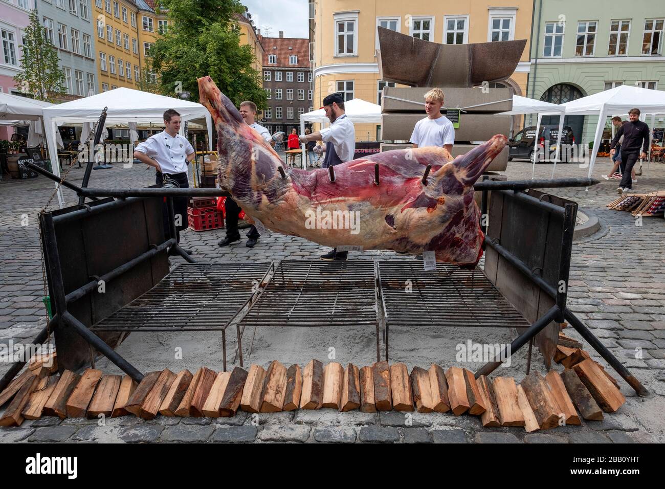 Tutta la mucca che veniva sputata si arrostì nelle strade di Copenaghen, Danimarca, Europa Foto Stock