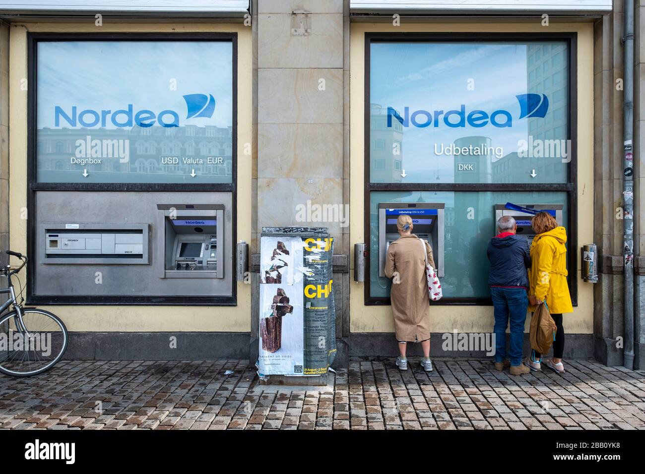 Persone che usano bancomat della Nordea Bank a Copenhagen, Danimarca, Europa Foto Stock