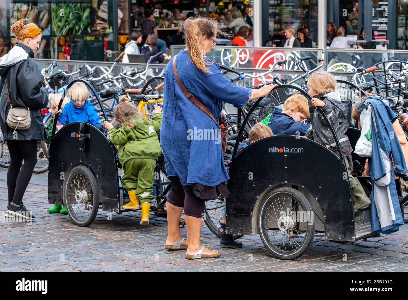Donne che trasportano bambini sulle biciclette da carico della famiglia Nihola a Copenhagen, Danimarca, Europa Foto Stock