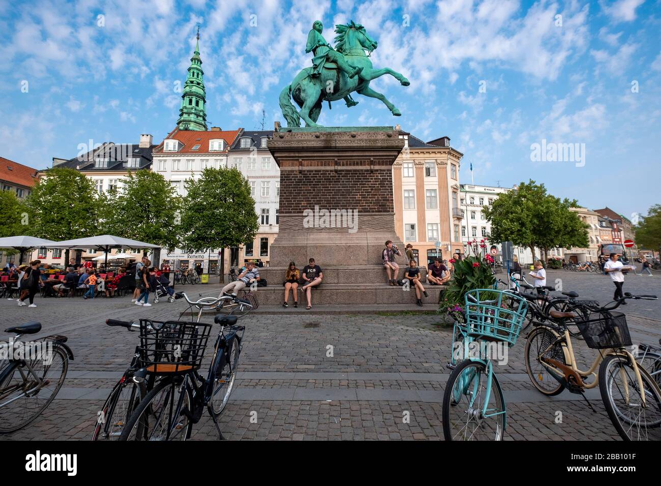 La statua equestre del vescovo Absalon su Højbro Plads a Copenhagen, Danimarca, Europa Foto Stock