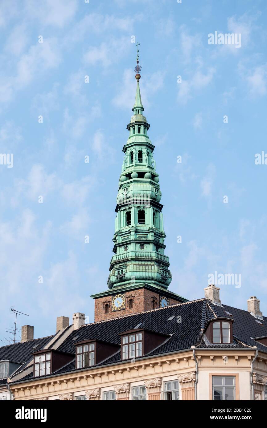 Chiesa di San Nicola torre, ora Nikolaj Centro di Arte Contemporanea a Copenhagen, Danimarca, Europa Foto Stock