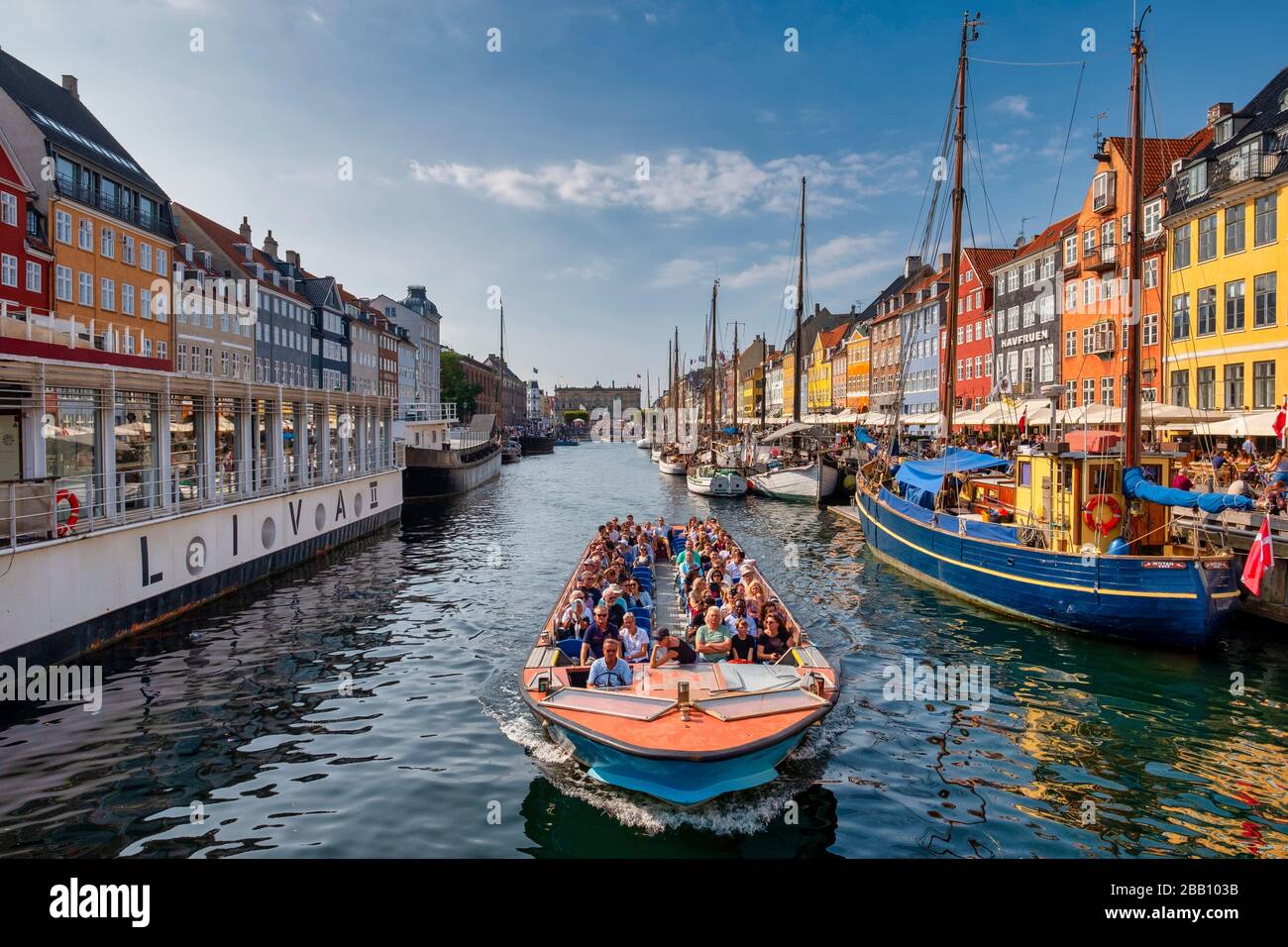 Tour in barca navigando sul lungomare del canale Nyhavn a Copenhagen, Danimarca, Europa Foto Stock