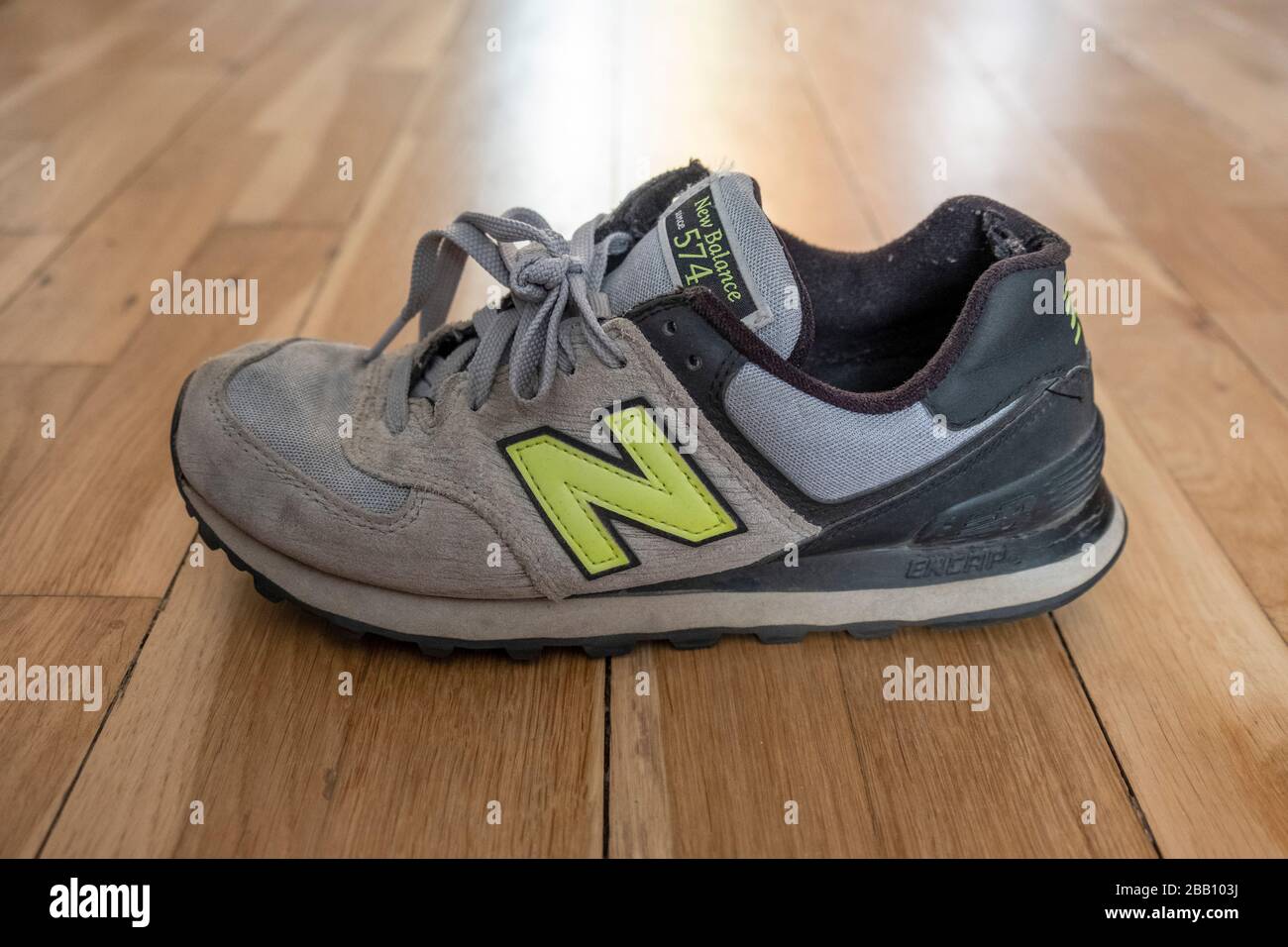 Nuova scarpa da training Balance 574 su pavimento in legno duro Foto Stock