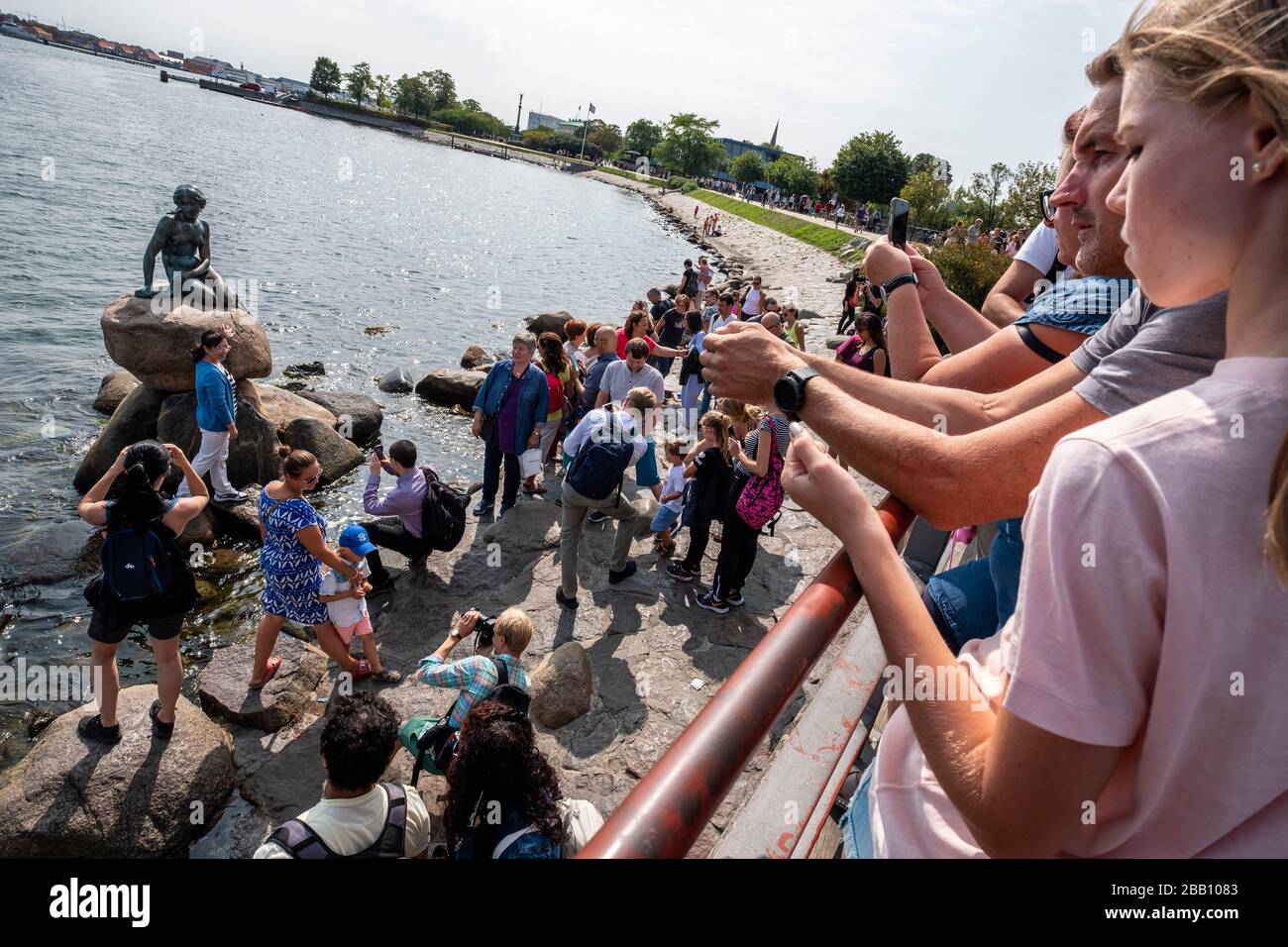 Turisti che guardano la statua della Sirenetta a Copenhagen, Danimarca, Europa Foto Stock