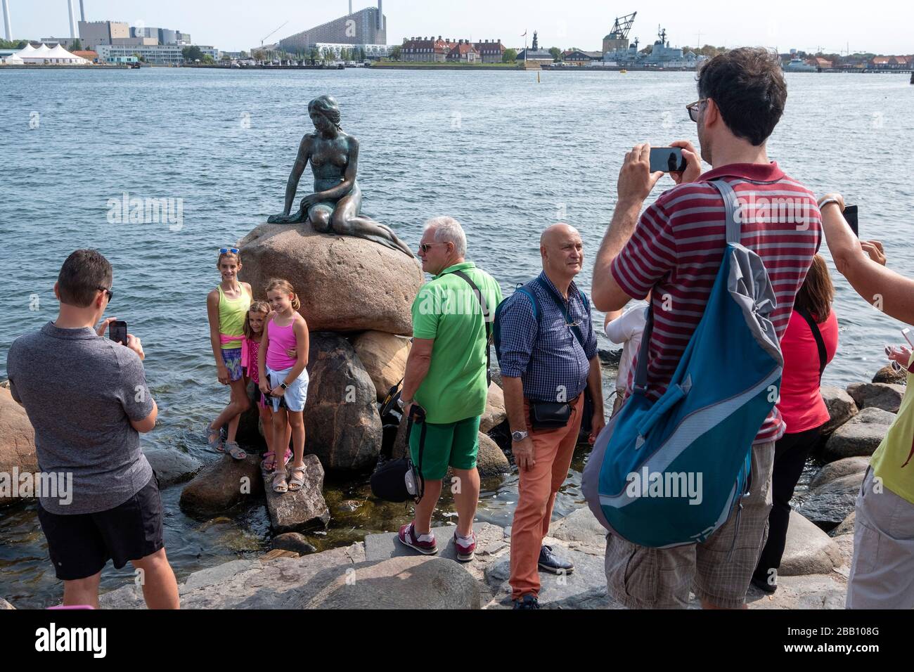 I turisti che scattano foto della statua della Sirenetta a Copenhagen, Danimarca, Europa Foto Stock