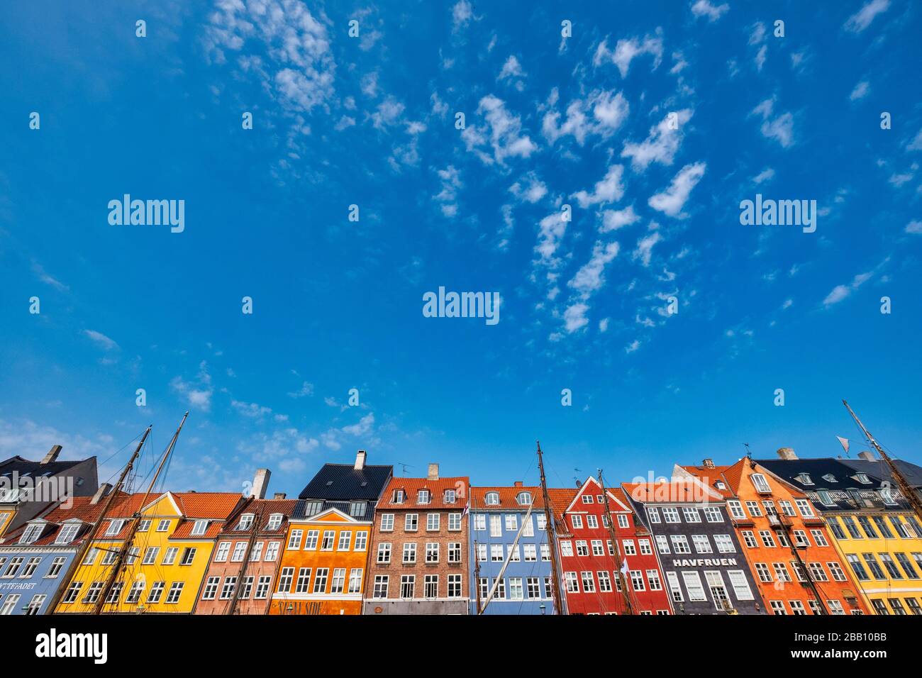 Fila di case colorate sul lungomare del canale Nyhavn a Copenhagen, Danimarca, Europa Foto Stock