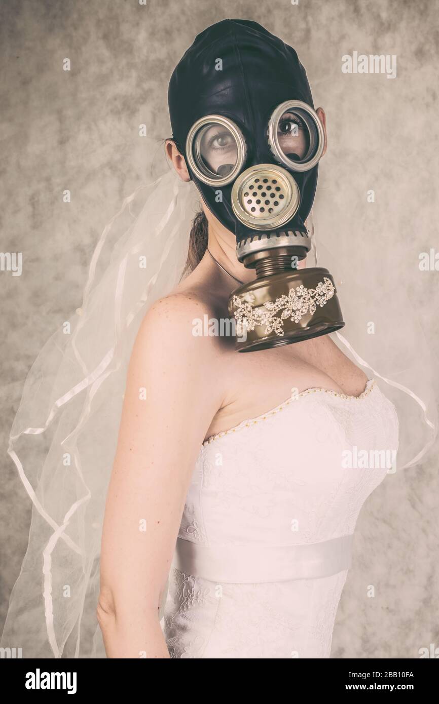 Cyberpunk sposa in veil abito e maschera protettiva in una