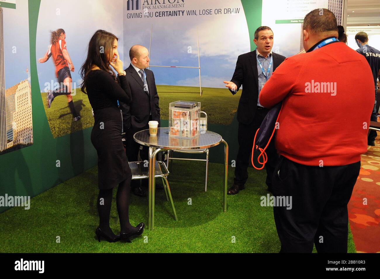 I partecipanti visitano lo stand Airton Risk Management il giorno 2 di Rugby Expo 2013 a Twickenham Foto Stock