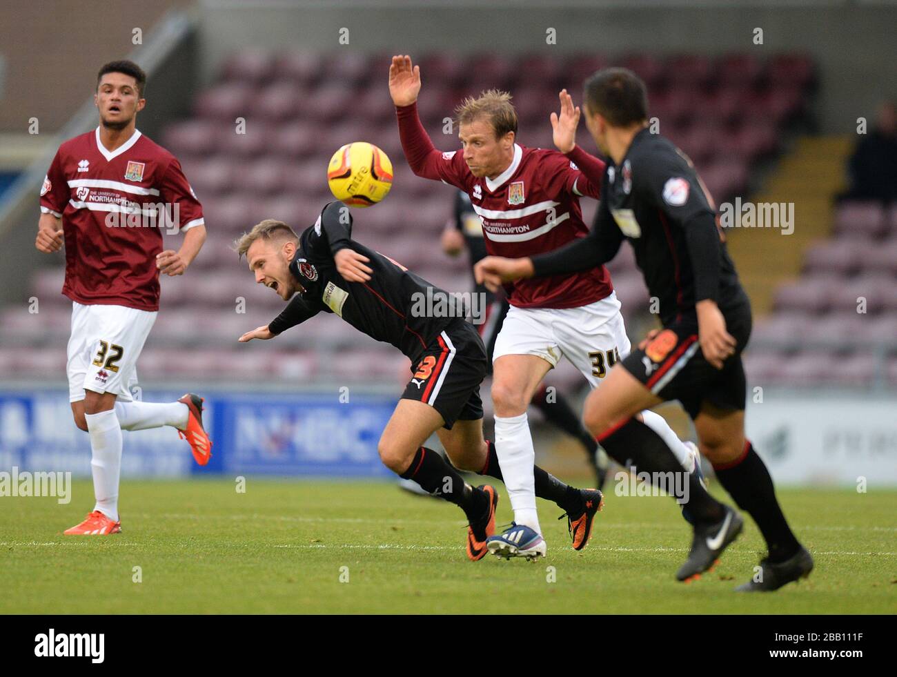 Ricky Ravenhill di Northampton Town affronta David Ball di Fleetwood Town Foto Stock