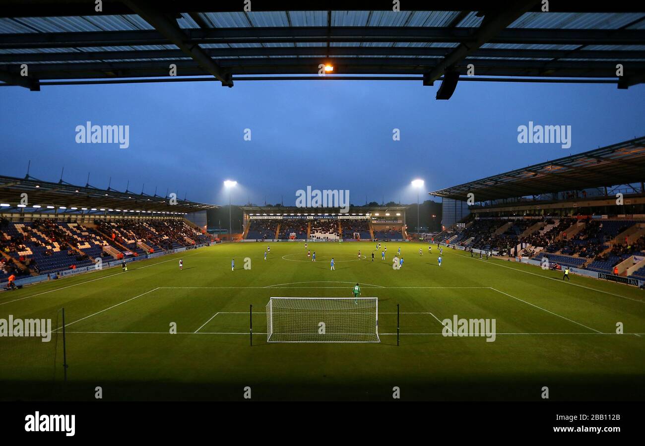 Una visione generale dell'azione in corso presso il Weston Homes Community Stadium Foto Stock