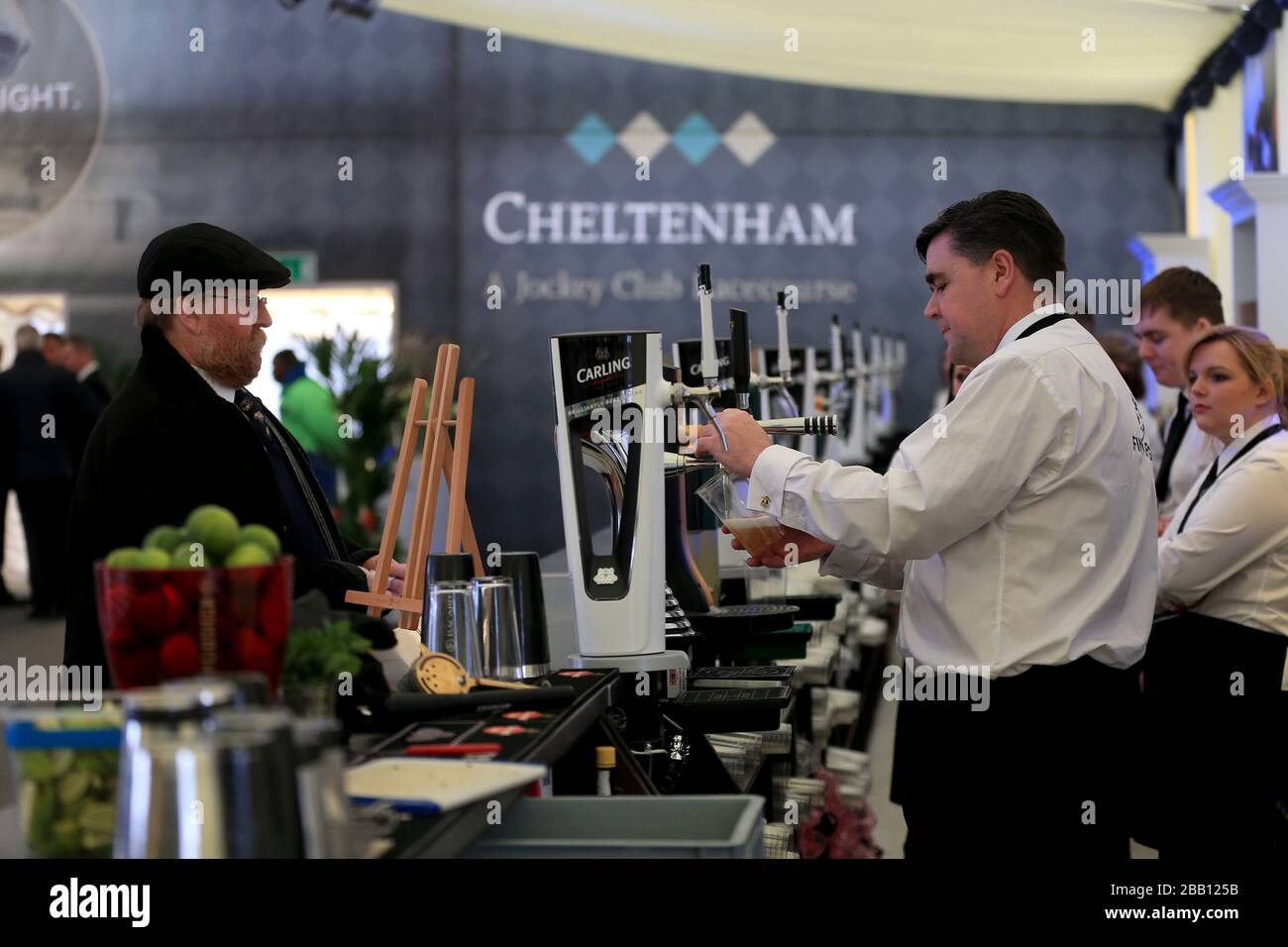 Vista generale del personale al lavoro all'ippodromo di Cheltenham Foto Stock