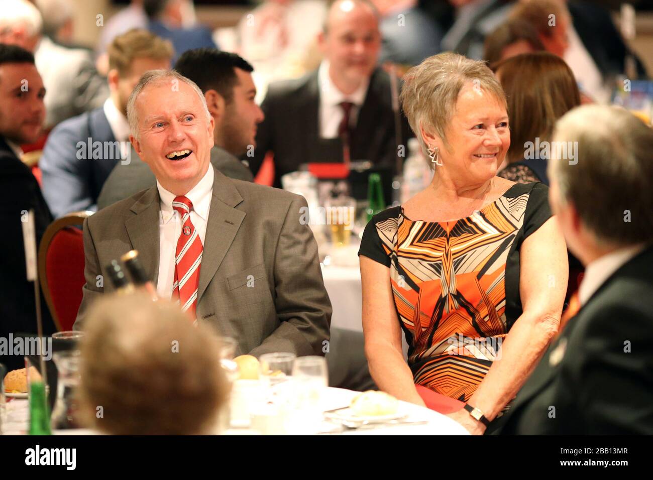 Le persone a tavola ridere come comico e Charlton Athletic fan Jim Davidson parla durante il Valley Stadium 21st anniversario cena Foto Stock