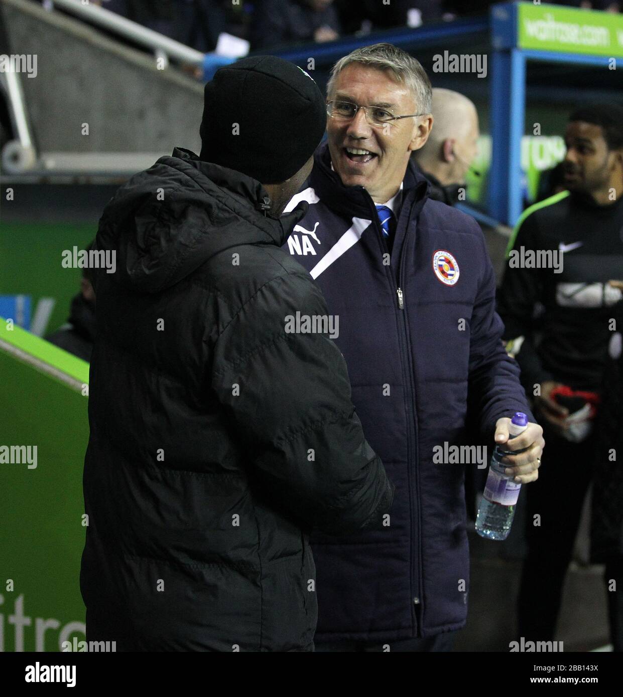 Chris Powell (a sinistra) e il direttore di Charlton Athletic, Nigel Adkins (a destra), prima del calcio d'inizio Foto Stock